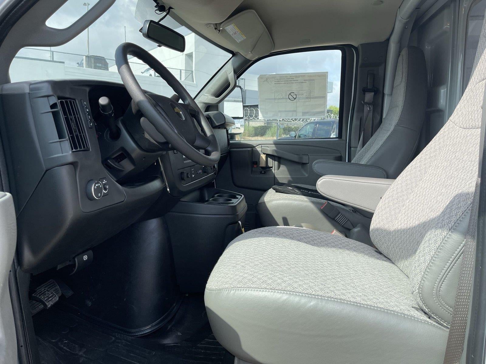 2025 Chevrolet Express Cutaway 3500 1WT