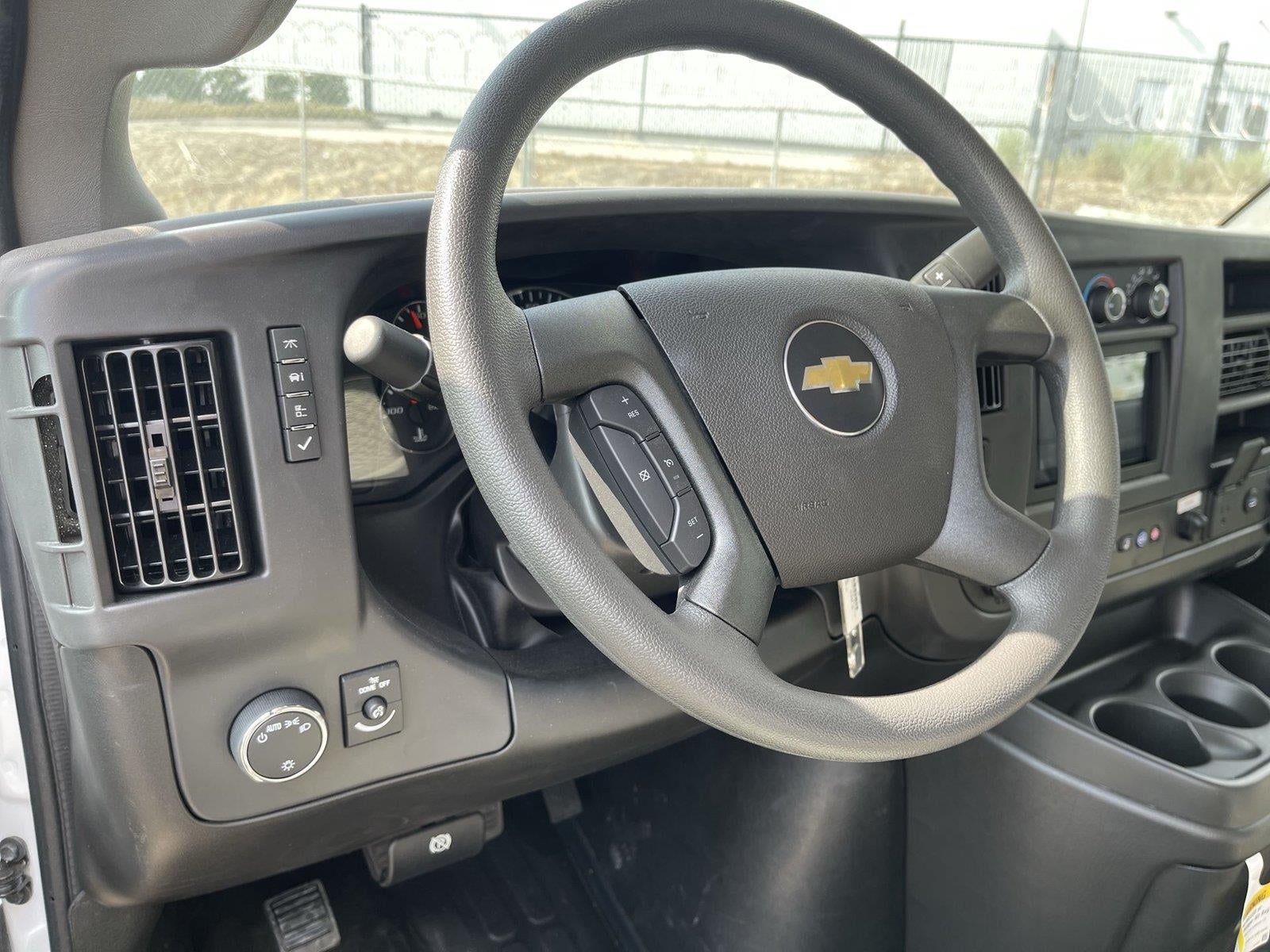 2025 Chevrolet Express Cutaway 3500 1WT