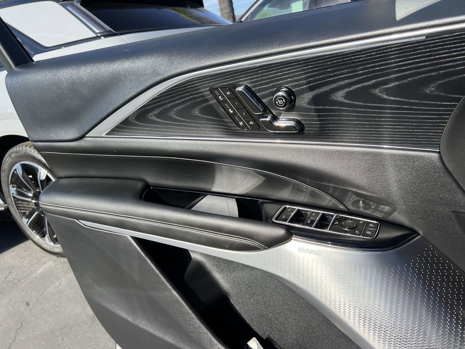 2024 Cadillac LYRIQ Luxury 2