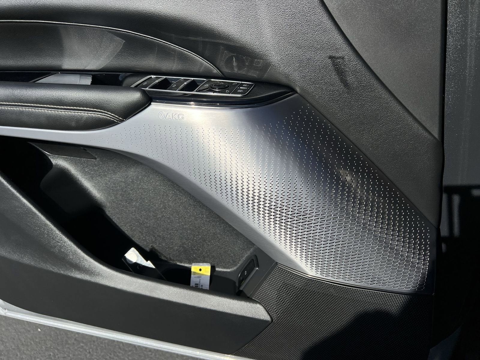 2024 Cadillac LYRIQ Luxury 2