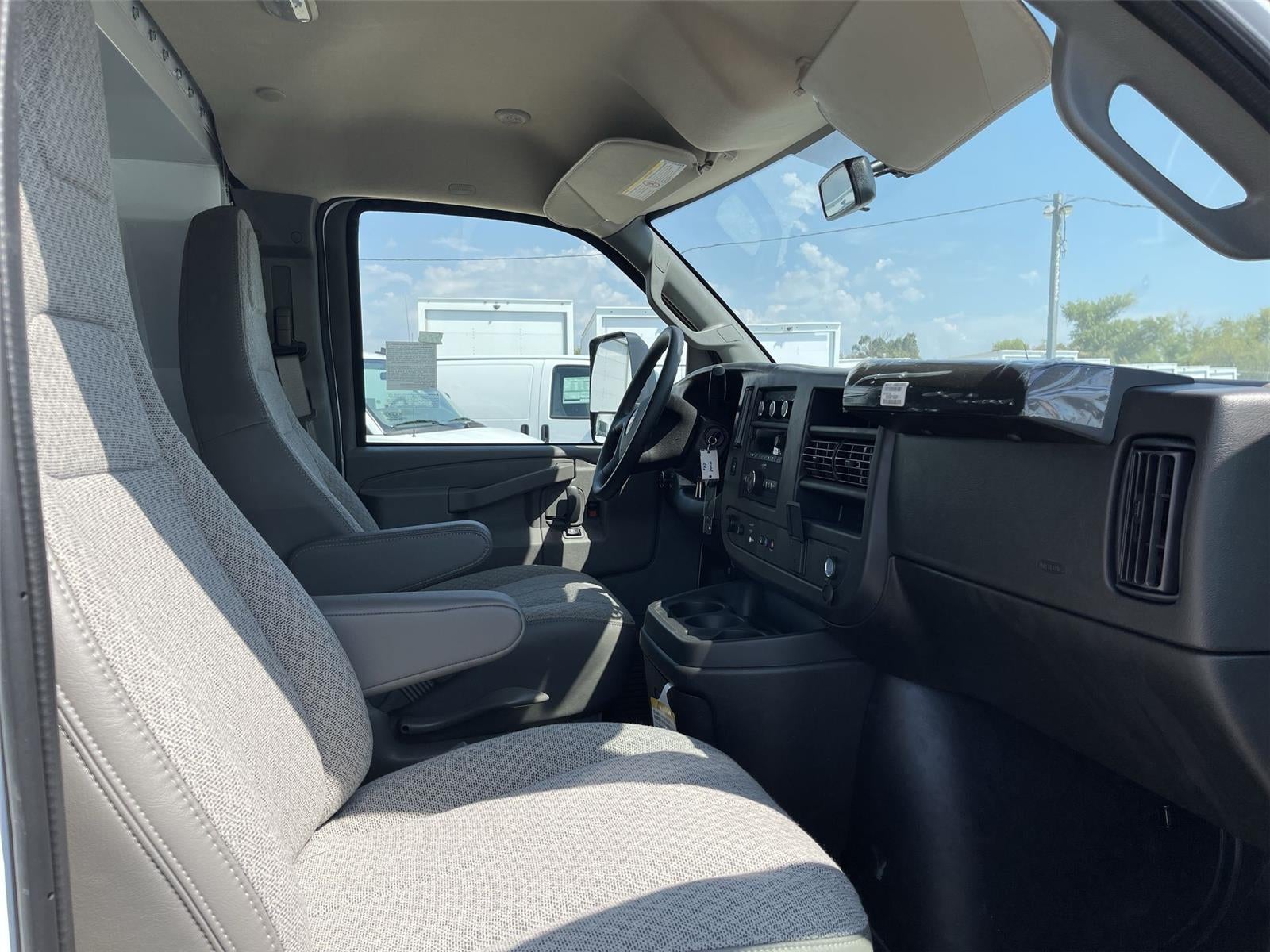 2025 Chevrolet Express Cutaway 3500 1WT