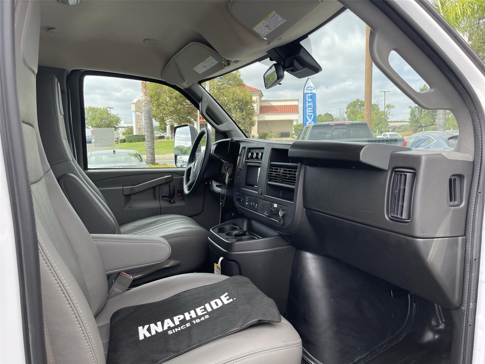 2025 Chevrolet Express Cutaway 3500 1WT