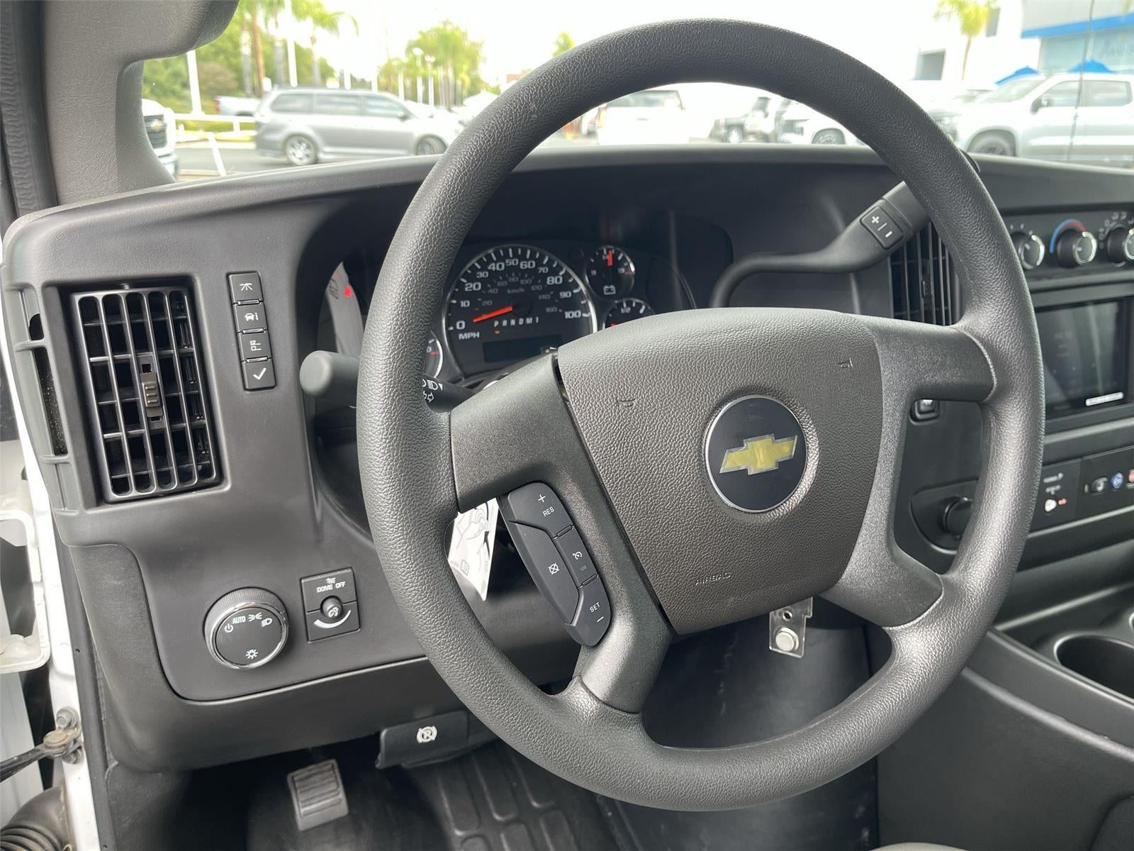 2025 Chevrolet Express Cutaway 3500 1WT