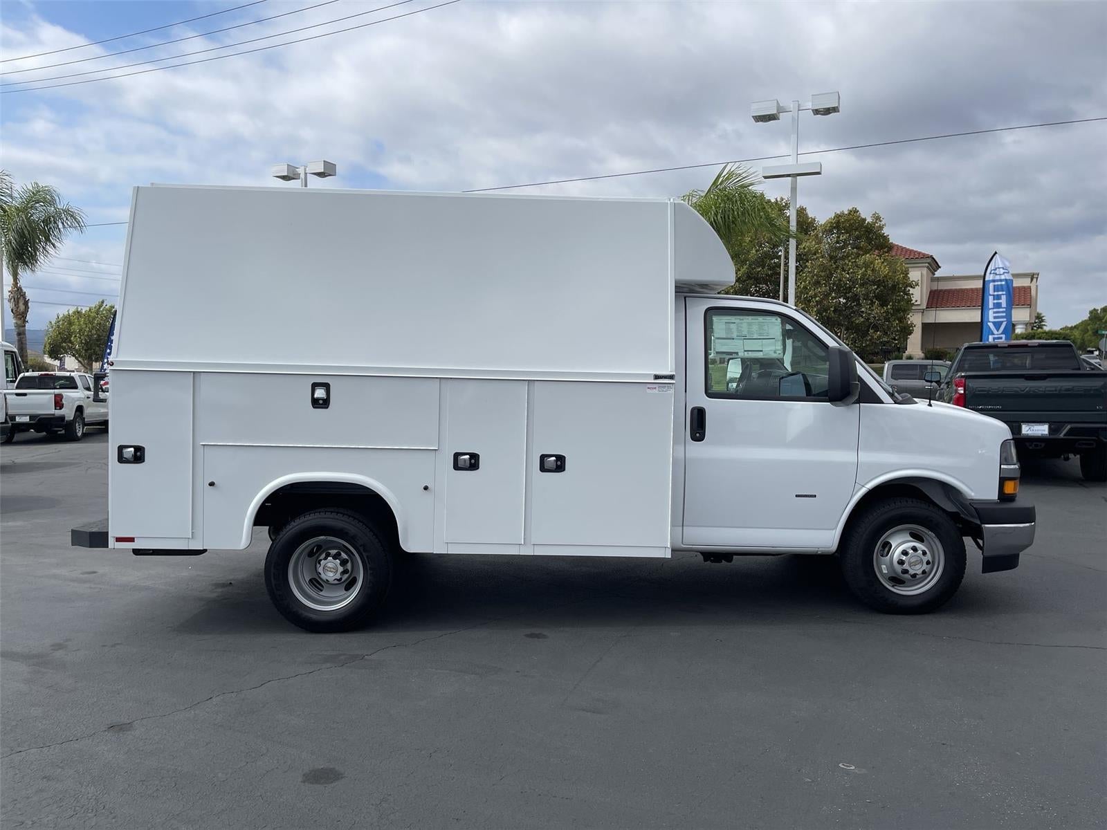 2025 Chevrolet Express Cutaway 3500 1WT