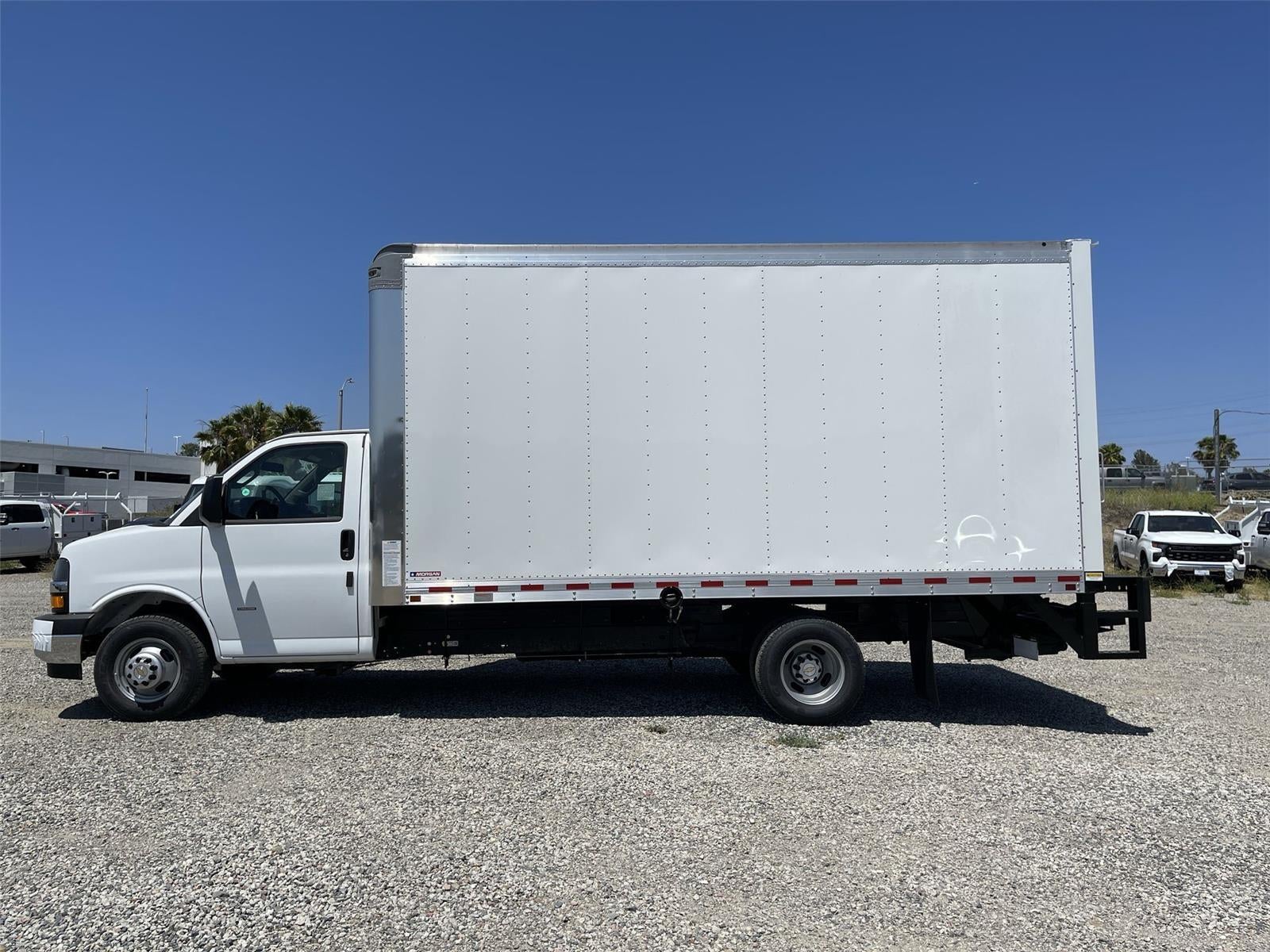 2025 Chevrolet Express Cutaway 3500 1WT