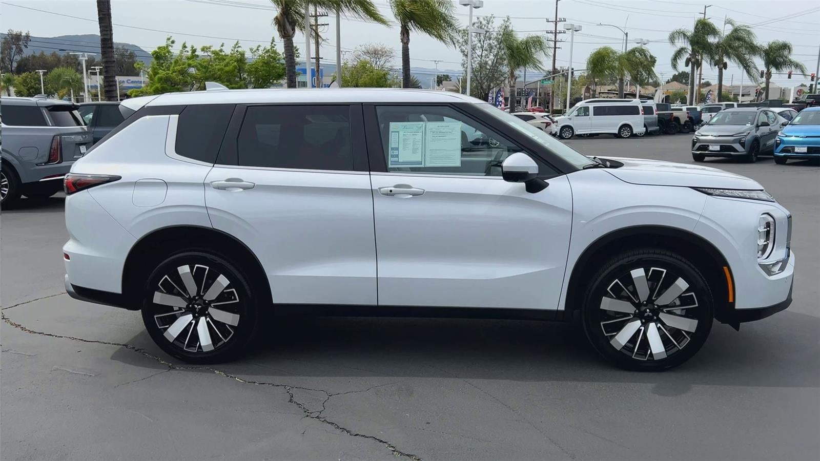 2025 Mitsubishi Outlander SE